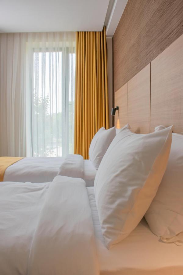 Hotel Osetia Garden Момчилград Екстериор снимка