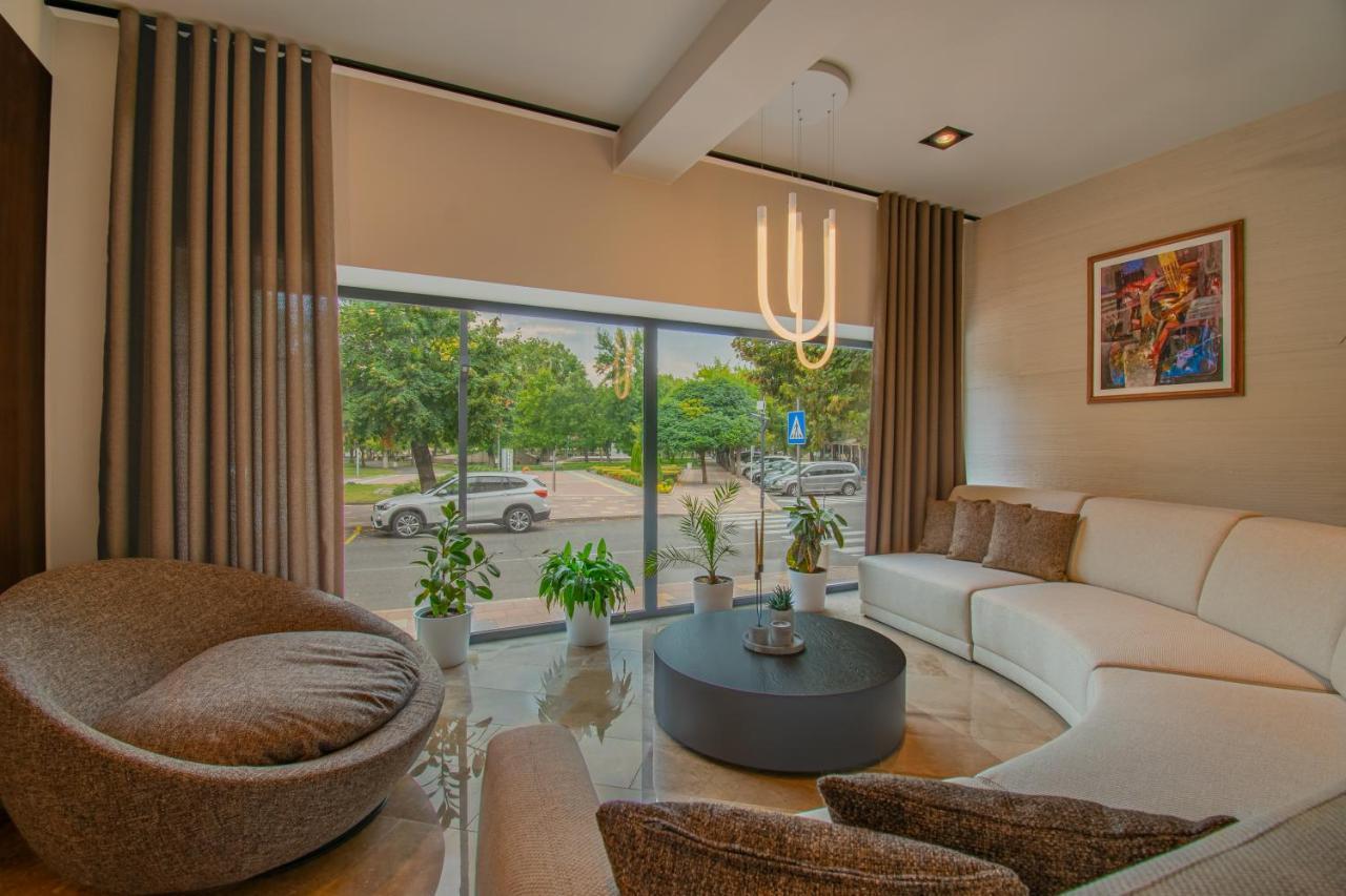 Hotel Osetia Garden Момчилград Екстериор снимка