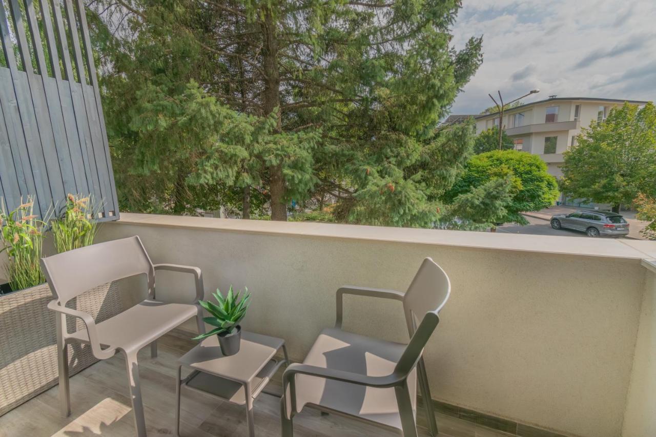 Hotel Osetia Garden Момчилград Екстериор снимка