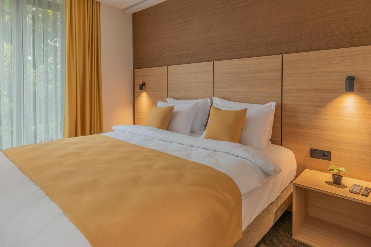 Hotel Osetia Garden Момчилград Екстериор снимка