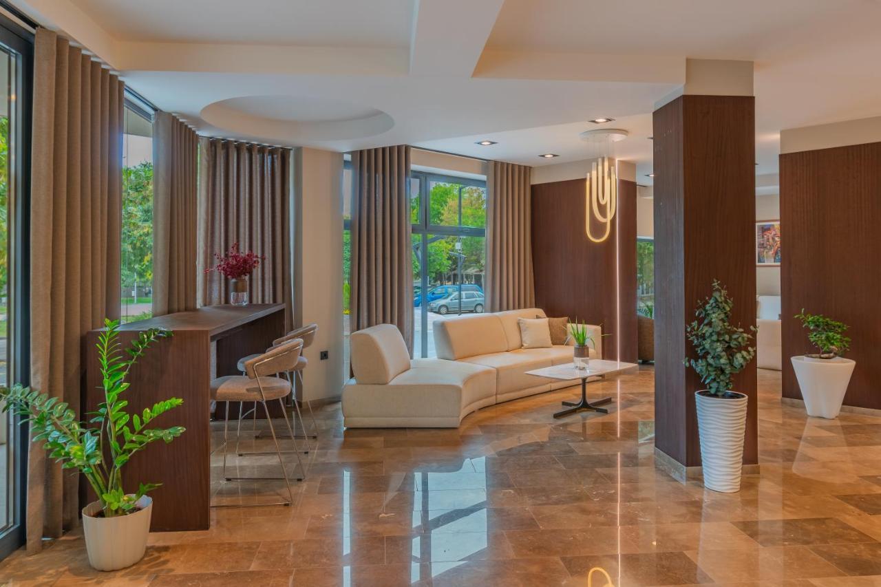 Hotel Osetia Garden Момчилград Екстериор снимка