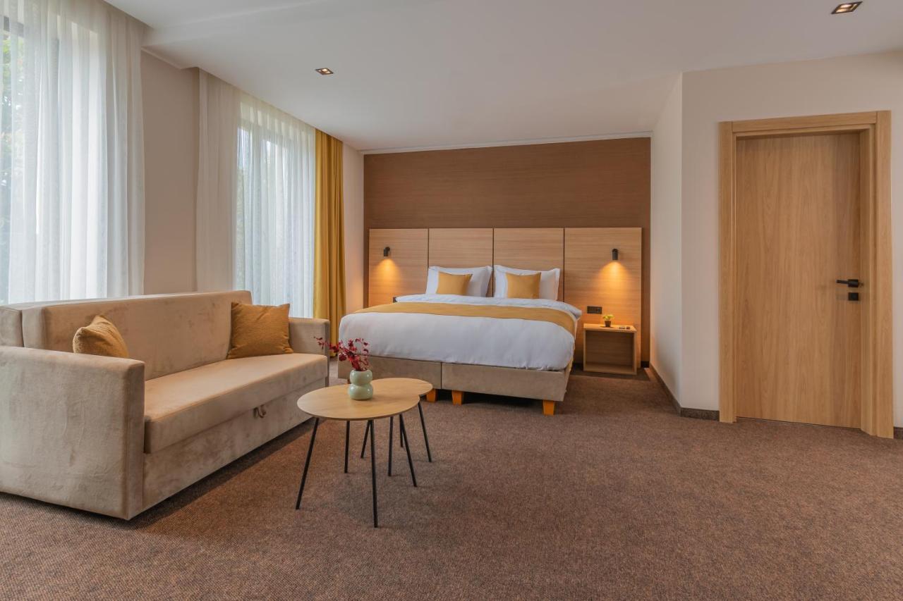 Hotel Osetia Garden Момчилград Екстериор снимка