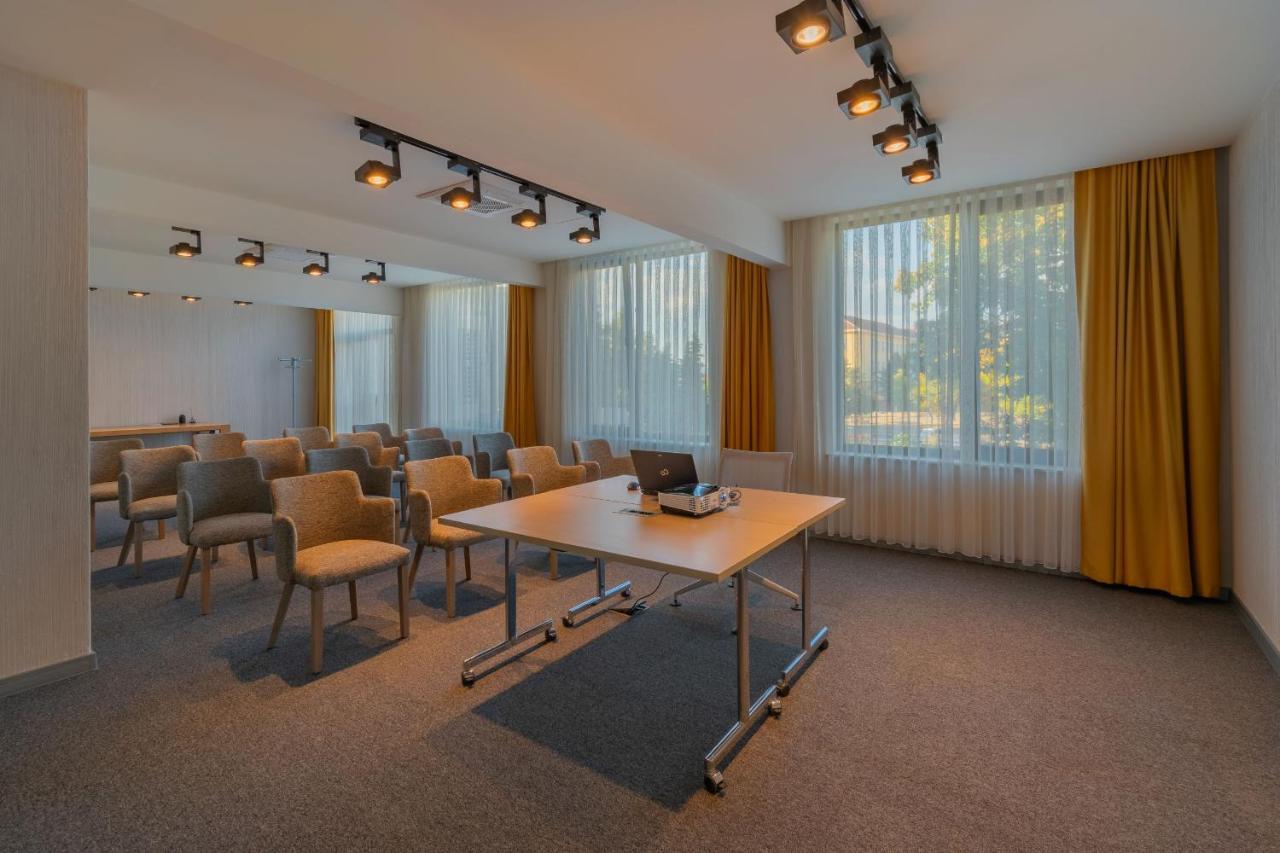 Hotel Osetia Garden Момчилград Екстериор снимка