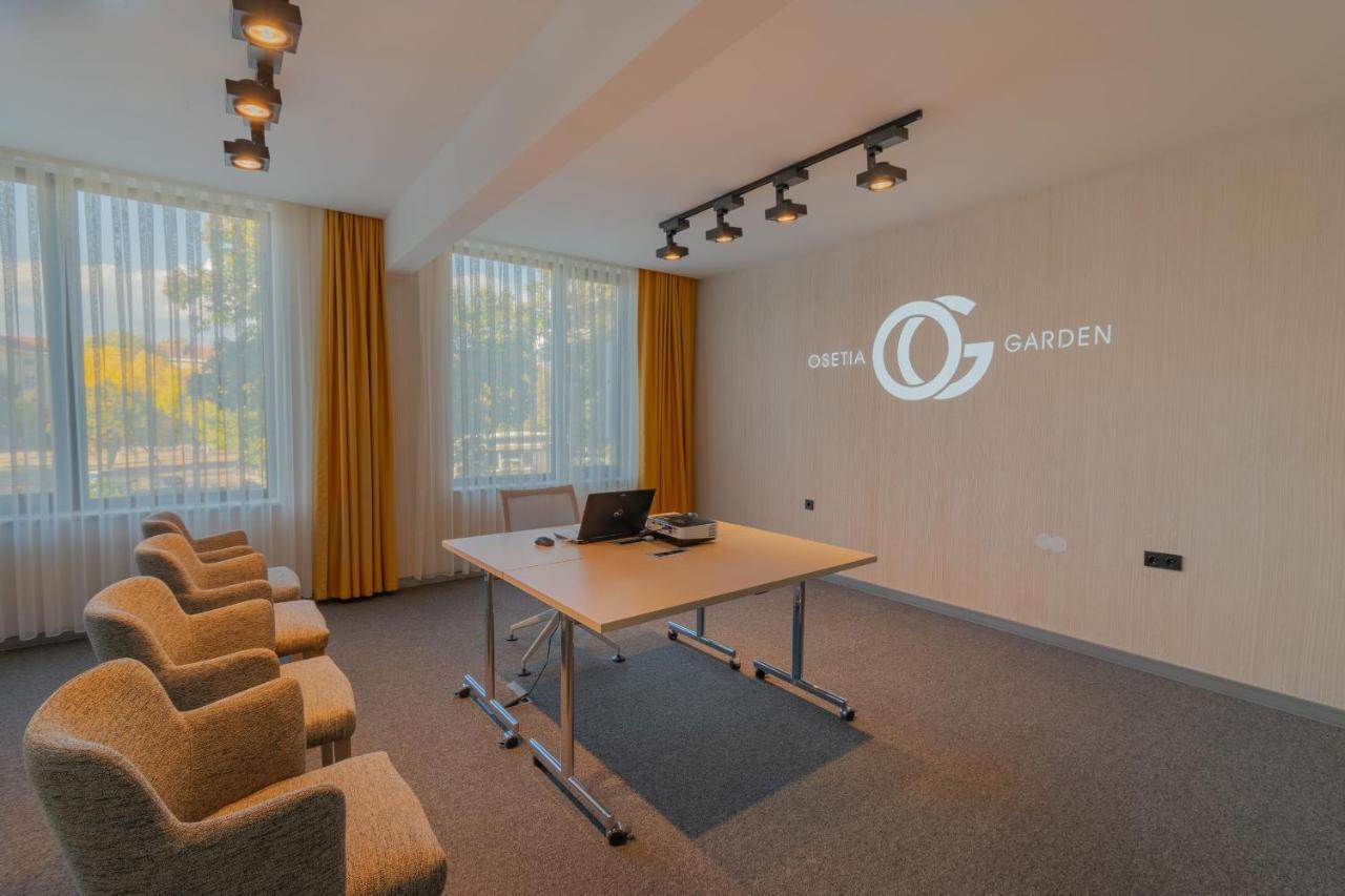 Hotel Osetia Garden Момчилград Екстериор снимка