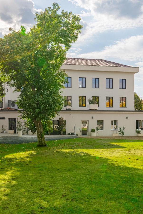 Hotel Osetia Garden Момчилград Екстериор снимка