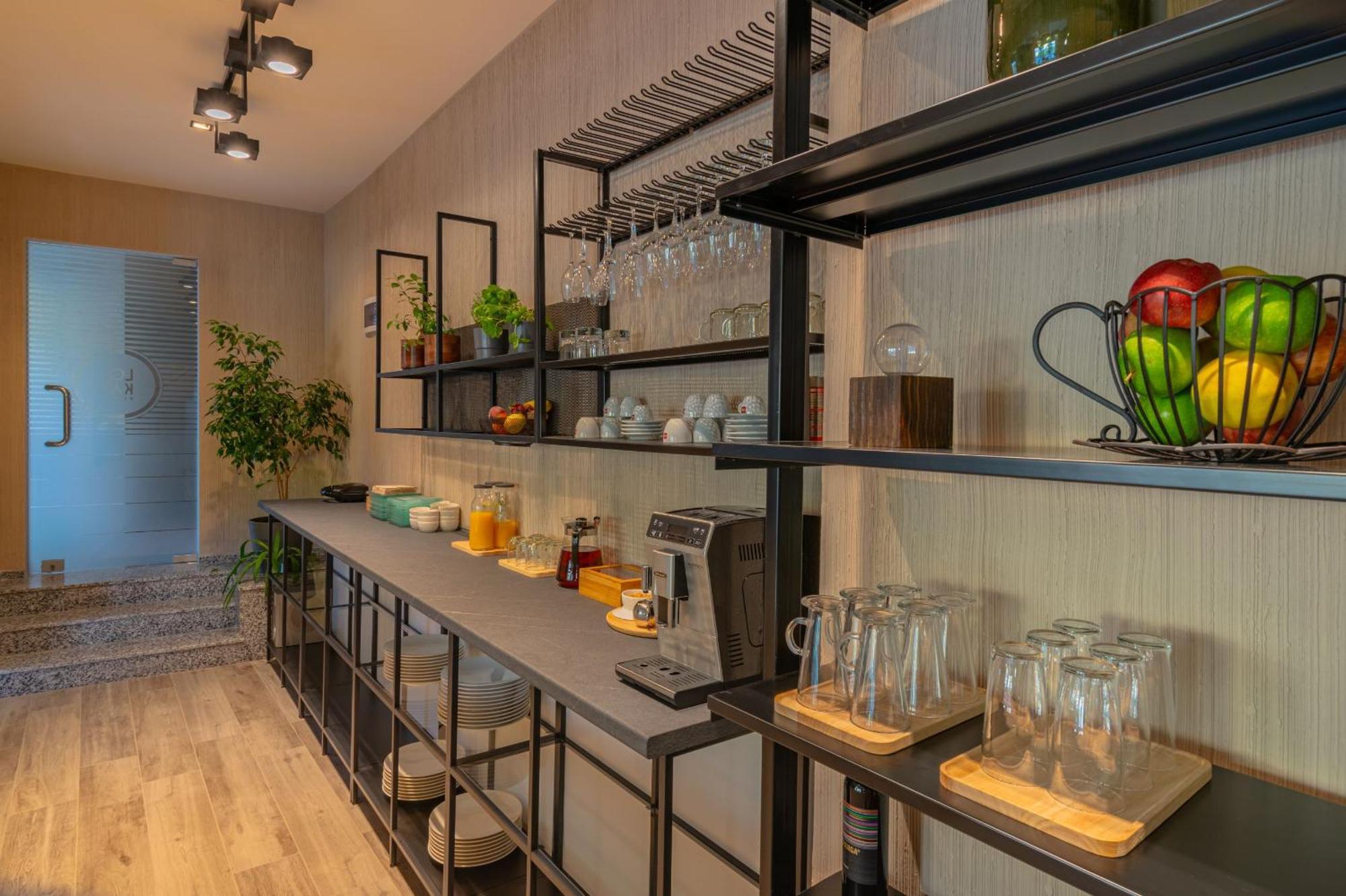 Hotel Osetia Garden Момчилград Екстериор снимка